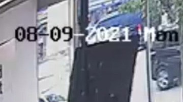 El ladrón entrando a la tienda en North Riverdale, NYC.