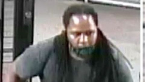 NYPD busca a este hombre.