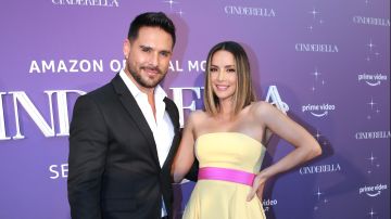 Sebastian Caisedo y Carmen Villalobos en la alfombra de la premier de la nueva versión de "Cinderella".