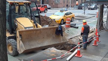 Obreros reparando una calle en NYC.