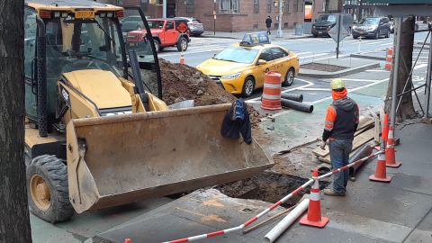 Obreros reparando una calle en NYC.