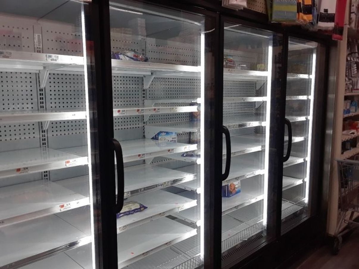 Recuperación económica: baja a la mitad desempleo causado por coronavirus en Nueva York, pero ahora hay temores por contagios delta