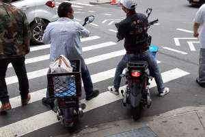 Buscan prohibir las entregas "rápidas" en bicicletas en Nueva York para proteger la seguridad vial de peatones y trabajadores