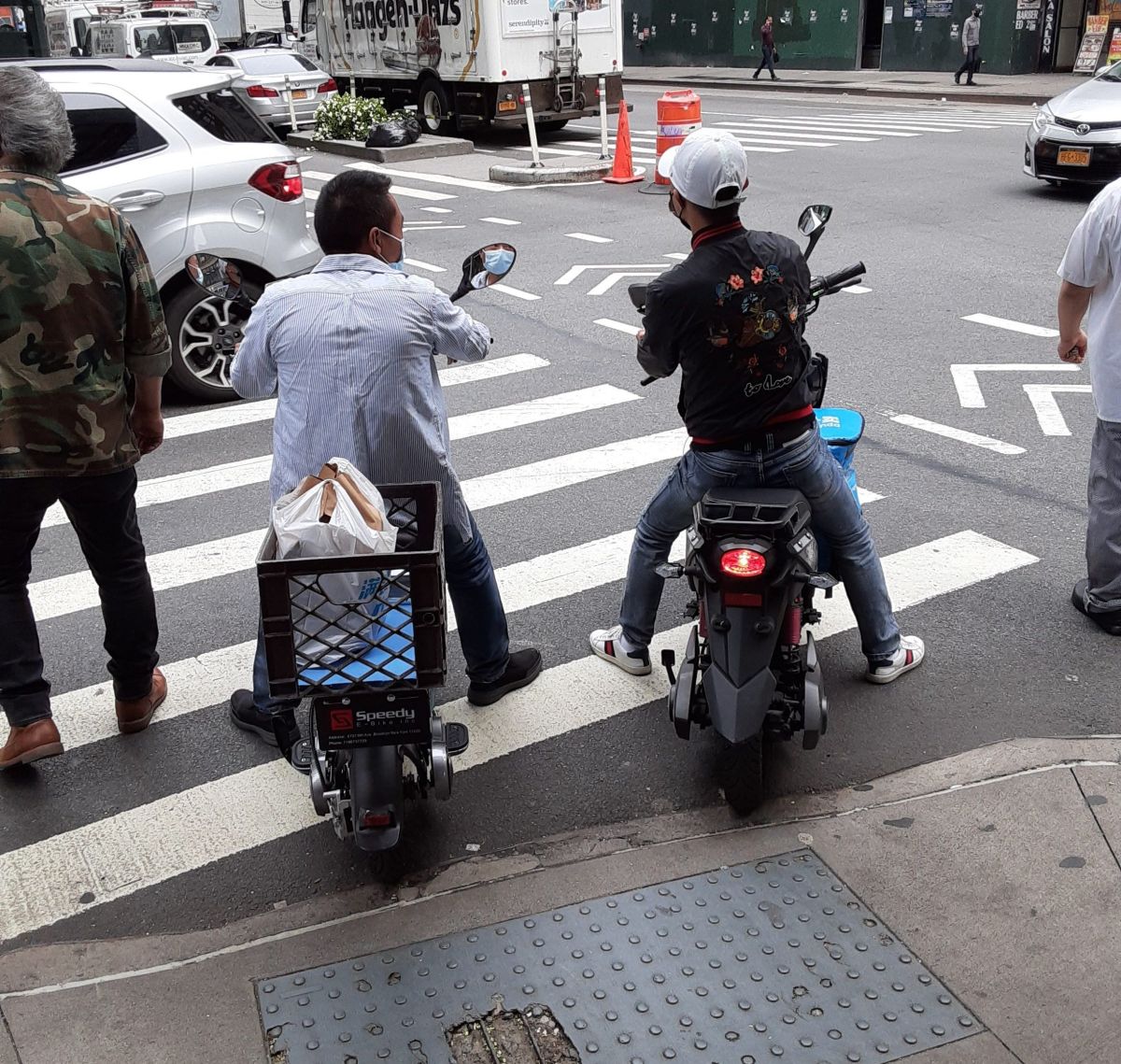 Motos y bicicletas se han apoderado de las aceras de NYC.