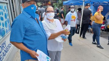 Los dominicanos Miguel y Dalila Abreu, dueños de un pequeño restaurante en El Bronx se unieron a la campaña de inmunización.
