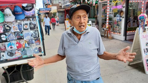 El inmigrante peruano Luis Aguilar tiene 20 años viviendo en Queens. Es testigo de que "están llegando nuevos vecinos".