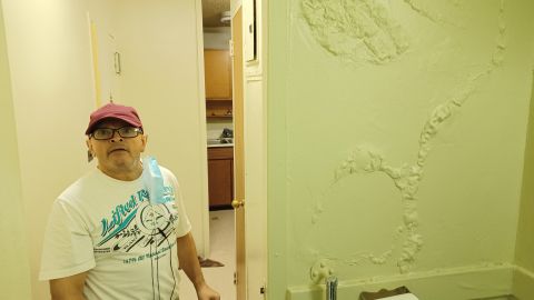 El puertorriqueño Alfredo Otero comparte que al igual que la mayoría de los residentes de NYCHA padece filtraciones.