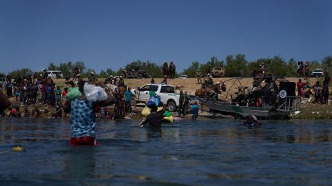 Inmigrantes haitianos son corridos de Texas