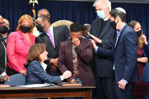 Gobernadora Hochul libera a 191 prisioneros de Rikers Island y firma Ley 'Menos es Más'