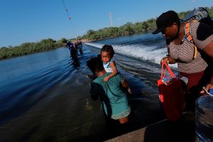 Administración Biden insiste en que frontera "no está abierta" e incrementa deportaciones desde Texas por masiva llegada de haitianos