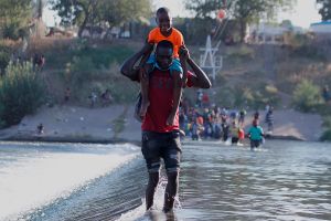 La incesante llegada de haitianos a la frontera de EE.UU. desborda a Biden
