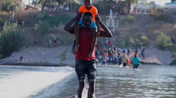 Migrantes haitianos cruzan el Rio Bravo en espera de un proceso de Asilo