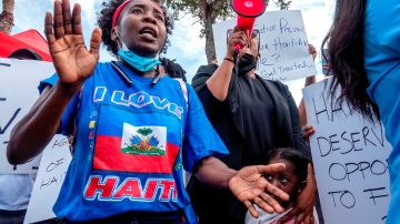 Haitianos en Miami protestan contra la deportación de sus paisanos, el miércoles 22.