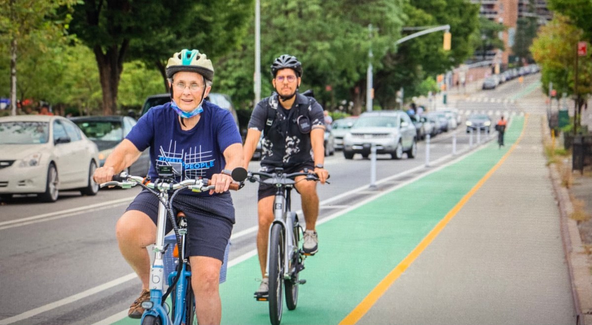 Terminan obras de rediseño en Queens Boulevard con más espacio para bicicletas