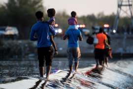 Estados Unidos cerró parte de la frontera de Texas y comenzó la deportación de haitianos hacia su país