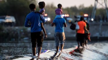 Migrantes Haitianos cruzan el Río Bravo en espera de un proceso de asilo