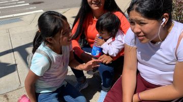 Helena Cartagena, quien tiene 3 niños, teme que escuelas no puedan evitar contagios COVID