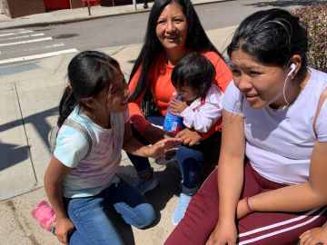 Helena Cartagena, quien tiene 3 niños, teme que escuelas no puedan evitar contagios COVID