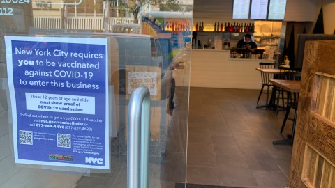 Entra en vigor prohibición de acceso de no vacunados a restaurantes interiores en NY