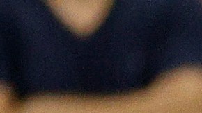 Carlos Alcaraz habla con el médico durante el segundo set de su partido contra Felix Auger-Aliassime.