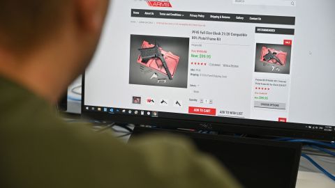 La venta online de piezas para ensamblar ‘armas fantasmas’ es común y no hay regulaciones claras.