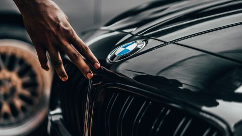 Miles de autos BMW y MINI nuevos, abandonados en un lote abierto en Canadá