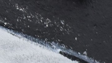 Funcionarios NYPD en zona de acceso restringido.