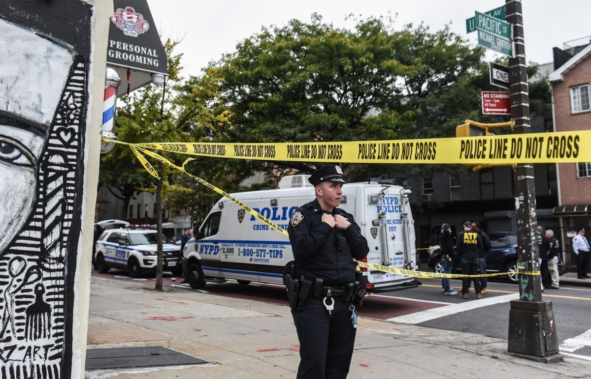 Funcionarios NYPD en zona de acceso restringido.