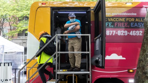 La Ciudad anuncia nuevas vías para acercar los centros de vacunación a las comunidades. (Foto: Getty Images)