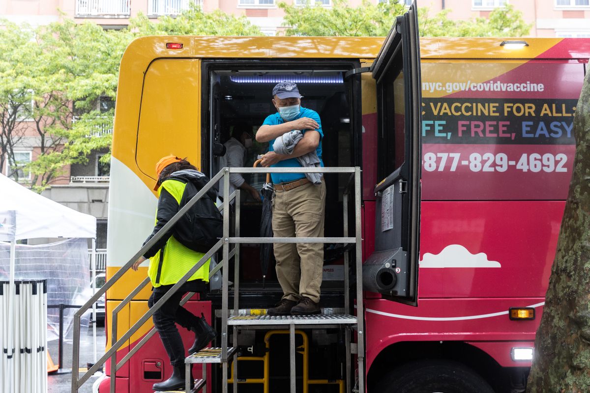 Los buses usados como centros de vacunación móviles han sido muy efectivos para aumentar el número de inmunizados en NYC.