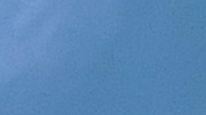 Cardi B muestra el calzón y se coloca chapas de oro en las boobies y en el rostro durante el Paris Fashion Week.