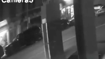 Cámaras captan a ladrón golpear brutalmente a anciano para robarle $70 dólares