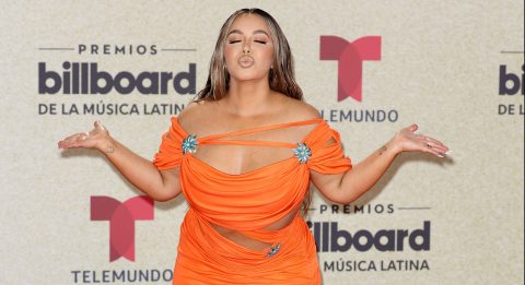 Chiquis Rivera menea las boobies con un top de birllatina frente a un espejo.