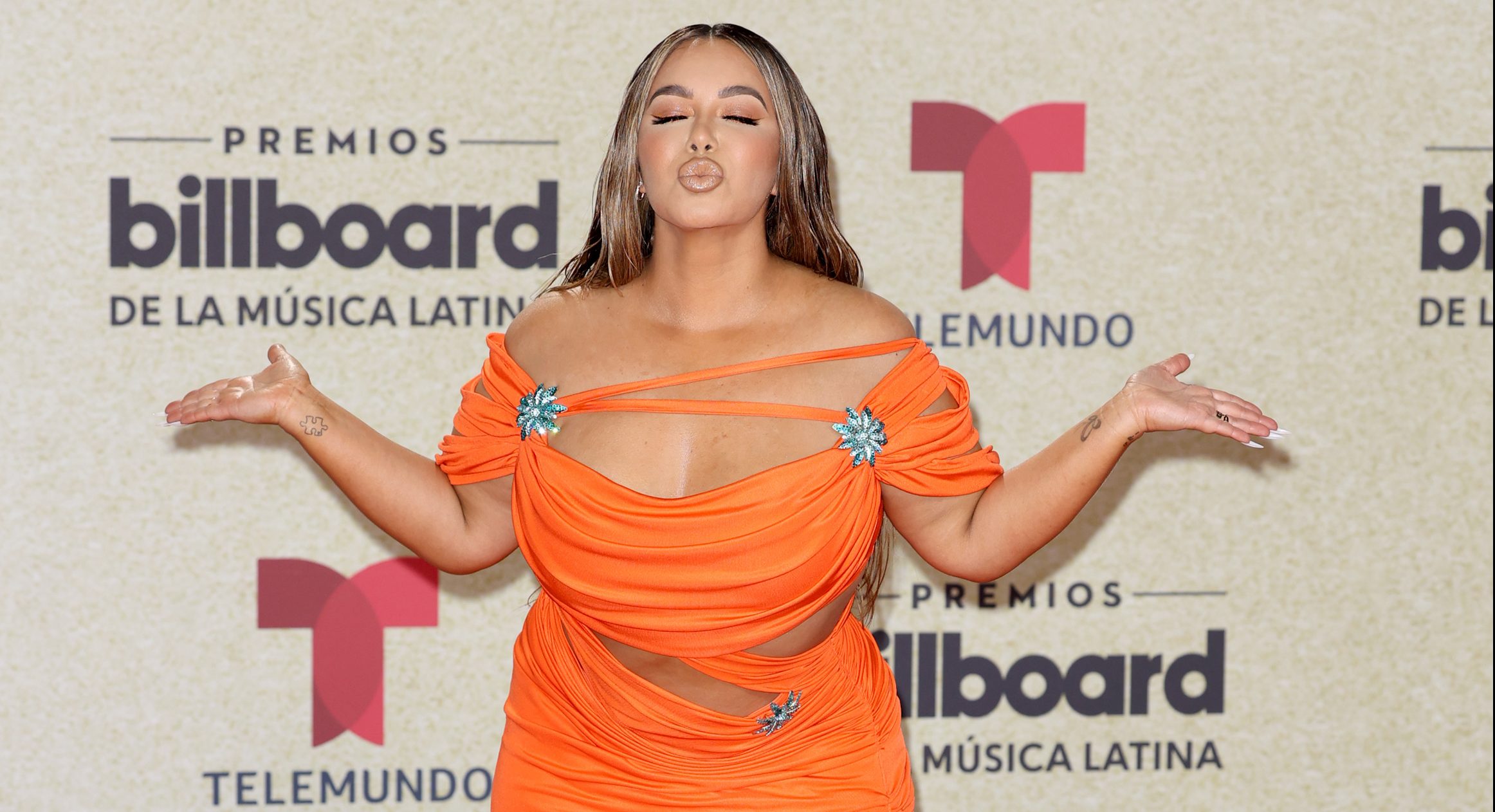 Chiquis rivera en tanga  Chiquis Rivera baila en tanga frente al espejo; …