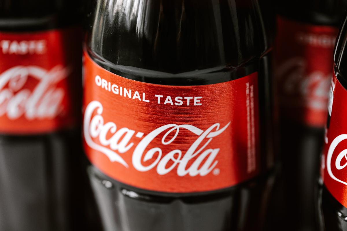 Coca Cola estrena logotipo, ahora es curvado y con movimiento - El Diario NY