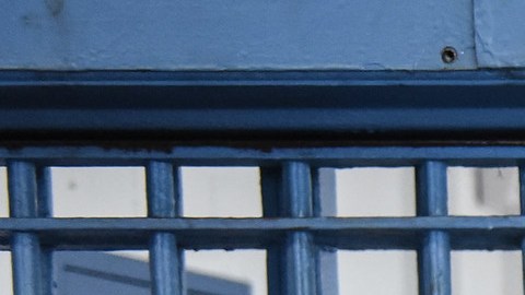 El alcalde Bill de Blasio recorrió este lunes la cárcel de Rikers Island en compañía del comisionado de Correccionales Vincent Schiraldi.