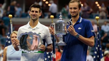 Medvedev, derecha, con la copa de campeón del US Open junto a Djokovic.