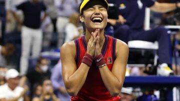 Emma Raducanu feliz tras su victoria ante Maria Sakkari en la semifinal del US Open.