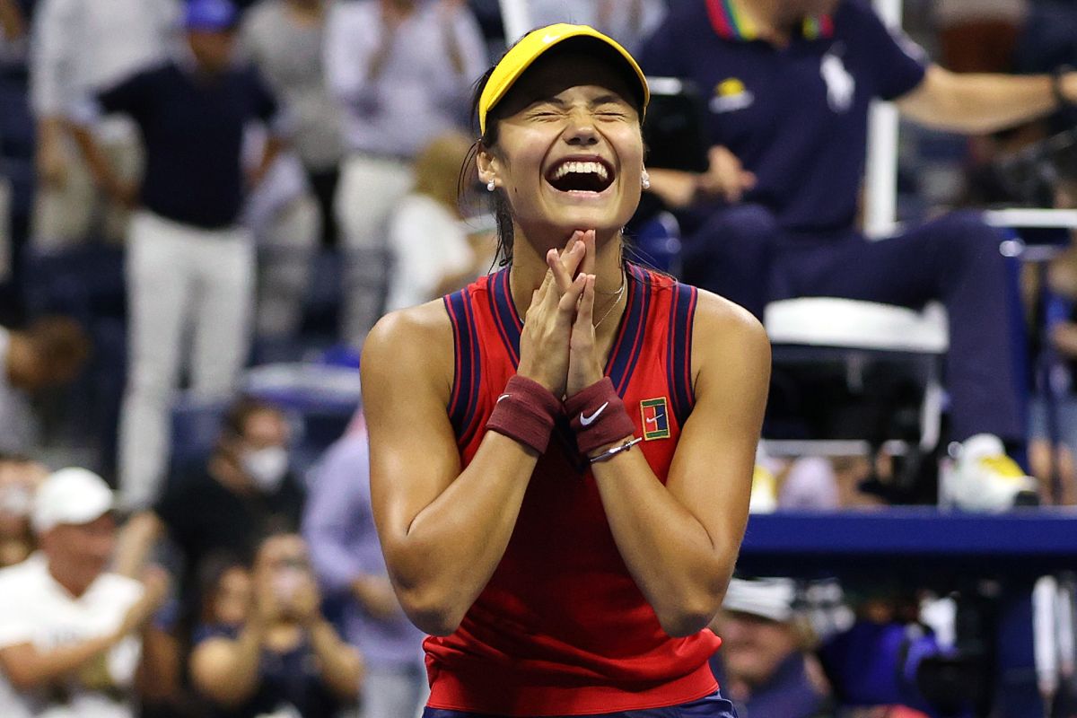 Emma Raducanu feliz tras su victoria ante Maria Sakkari en la semifinal del US Open.