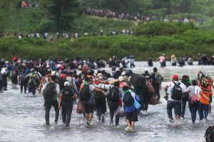 Agentes mexicanos desintegran en Chiapas la cuarta caravana migrante