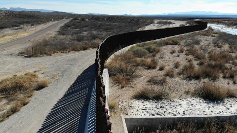 Texas solicita a Biden declaración de emergencia ante crisis migratoria