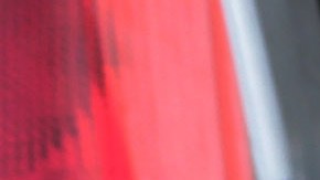 Un niño mira cómo un agente de la Patrulla Fronteriza revisa a un inmigrante.