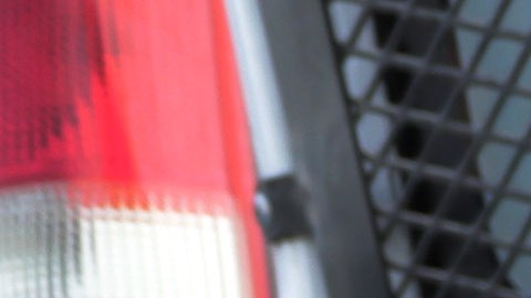 Un niño mira cómo un agente de la Patrulla Fronteriza revisa a un inmigrante.