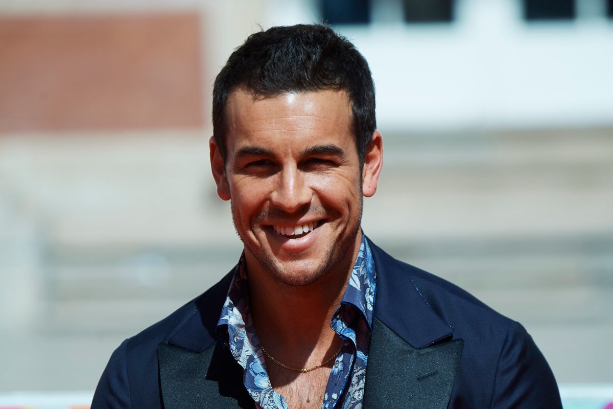 Mario Casas shows off his new look in a swimsuit that is reminiscent of David Beckham’s most iconic hairstyle