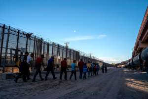 Juez ordenó liberar a más de 220 migrantes detenidos en Texas
