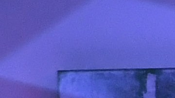 Karol G en el escenario y en los brazos de Anuel AA, cuando aún eran novios en 2019.