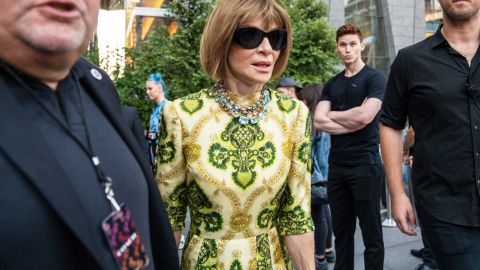 En la imagen aparece Anna Wintour, jefa de la edición estadounidense de la revista Vogue.