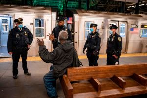 Metro de Nueva York sufrió aumento de vagabundos viviendo dentro de estaciones que atraviesan una situación precaria