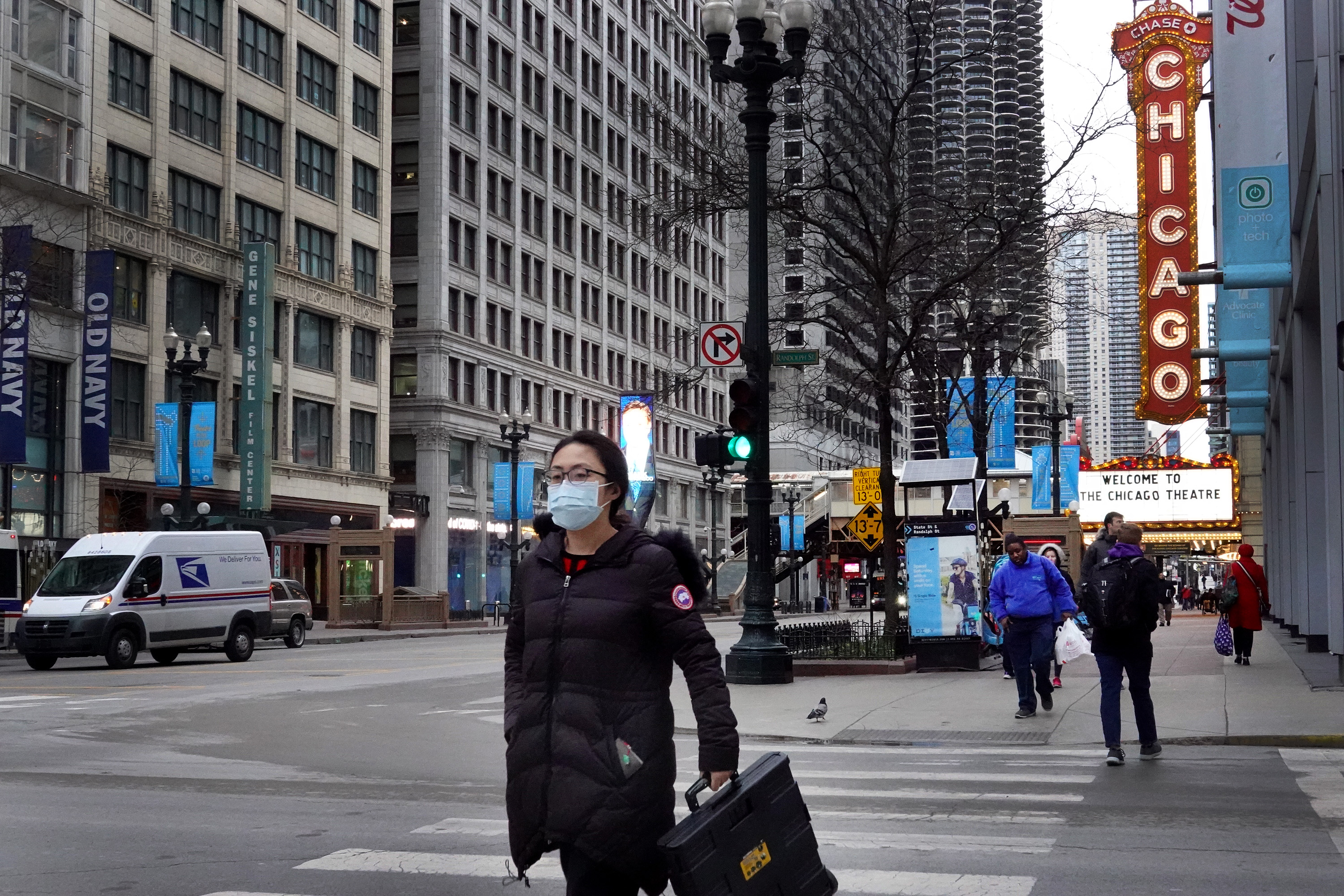 Decomisan tarjetas falsas de vacunación contra el COVID-19 en Chicago