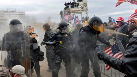 Policía en el Capitolio deteniendo a manifestantes